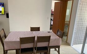Apartamento Praia Grande, Pé na areia, vista ao mar, próximo a feira de artesanato caiçara.